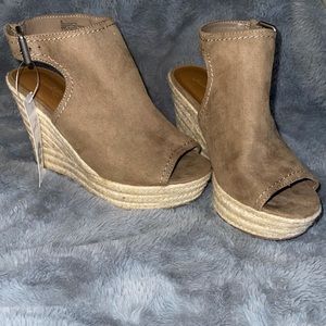 Universal thread size 6 suede wedges